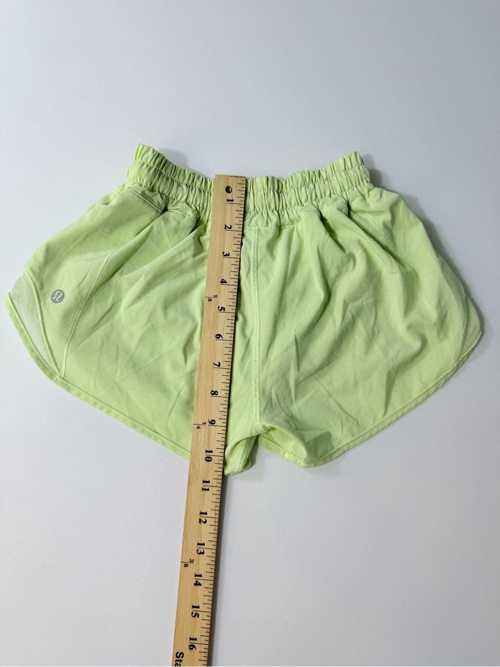 Lululemon Athletica Women’s Size 0 Lime Green Hotty Hot Mid Rise 9” Shorts - Picture 2 of 10